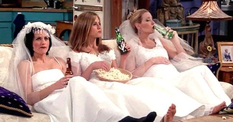 Somewhere in the midst of watching "Friends," we realized that if we could pluck Rachel Green from the screen and make her our bestie, we totally would. Friends Wedding Dress, Monica Rachel, Friends 1994, Tv Weddings, Friends Scenes, Friends Poster, Friends Cast, Friends Moments, Monica Geller