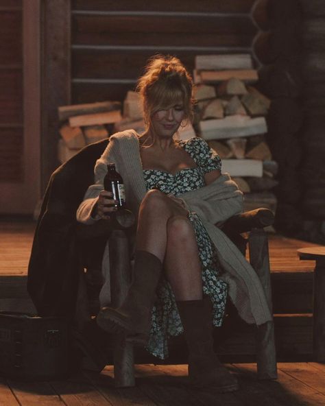 Beth Dutton Fanpage on Instagram: “🍻 Saturday night vibes! — This is a #FANpage 🏷 #bethdutton #yellowstonetv #yellowstone #kellyreilly #favoriteactress #montana #cowboy” Beth Dutton Dress And Boots, Suede Lug Boots, Beth Dutton Style, Montana Cowboy, Yellowstone Outfits, Yellowstone Beth, Kelly Reilly, Beth Dutton, Lug Boots