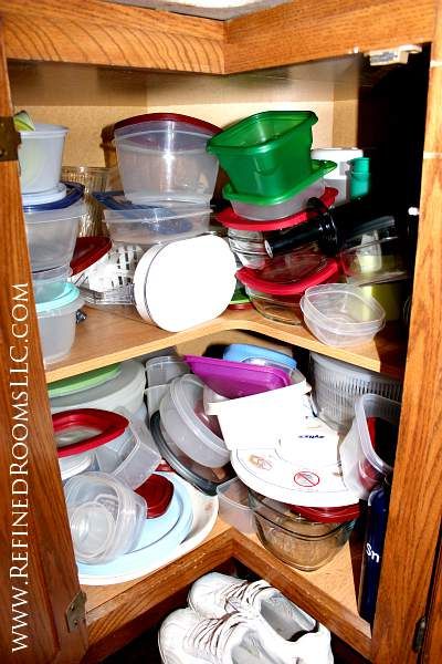 Plastic Container Storage Ideas, Organize Plastic Containers, Plastic Cupboard, Tupperware Organizing, Dish Organization, Small Pantry Organization, Tupperware Storage, Food Pantry Organizing, Food Storage Organization