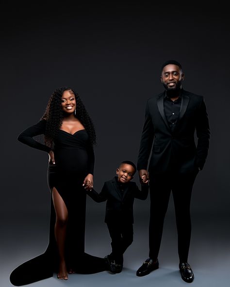 What a beautiful family 🖤 Black Family Of 3 Photoshoot, Family Photoshoot Couch, All Black Family Photoshoot, Studio Family Portraits Poses, Elegant Family Photoshoot, Classy Family Photoshoot, Family Studio Photography Poses, Family Shooting Studio, Glam Family Photos