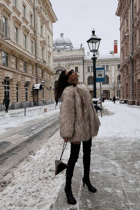 White Fur Coat Outfit, Fur Coat Aesthetic, White Fur Jacket, Paris Mood, Fur Coat Outfit, Winter Outfits Warm, Japan Outfit, Instagram Paris, Luxury Winter