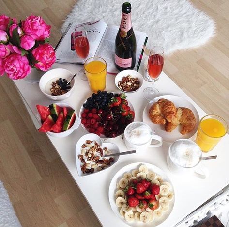 Perfect brunch Birthday Breakfast Ideas, Dessert Crepes, Dessert Gourmet, Champagne Breakfast, Romantic Breakfast, Breakfast And Brunch, Romantic Birthday, Birthday Breakfast, Photo Insta