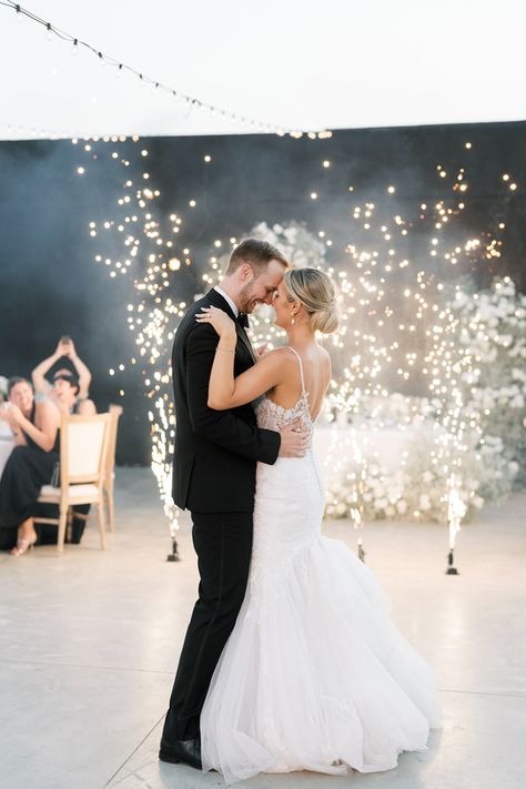 Cold Sparkler First Dance in Cabo #WeddingChicks #firstdancesparklers #firstdancefireworks #coldsparklers #weddingfireworks #weddingsparklers Sparklers First Dance Wedding, First Dance With Sparklers, Cold Fireworks Wedding, Wedding Cold Sparklers, Cold Sparks Wedding First Dance, Cold Sparklers, Cold Sparklers Wedding, First Dance Wedding, Wedding Fireworks