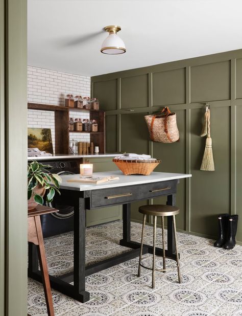 Fixer Upper Episodes, Fixer Upper Welcome Home, Tuscan Style Architecture, Fixer Upper Laundry Room, Laundry Room Decorating, Mudroom Cabinets, Green Laundry, Hand Hewn Beams, Stone Accent Walls