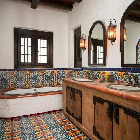 Spanish Colonial House 💖💛💖 Spanish Style Office, Hacienda Style Bathroom, Old Spanish Style Homes, Colonial Cottage, Spanish Style Homes, Hacienda Style, Spanish Revival, Spanish House, Spanish Colonial