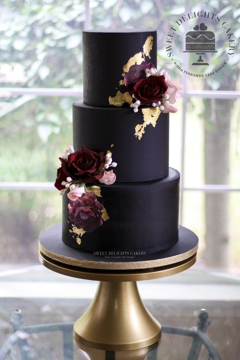 Golden Wedding Cake, Black Wedding Cake, Vintage Pasta, Halloween Wedding Cakes, Cake With Flowers, Big Wedding Cakes, Wedding Cakes Elegant, Creative Wedding Cakes, Black Cake