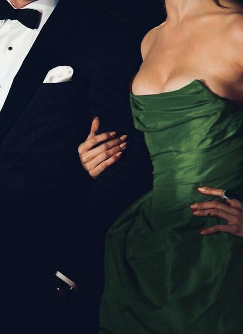 Me And My Husband Aesthetic, The 7 Husbands Of Evelyn Hugo Aesthetic, Hollywood Couple Aesthetic, 7 Husbands Of Evelyn Hugo Aesthetic, Vestido Verde Aesthetic, Vestidos Verdes Aesthetic, Bal Aesthetic, Old Glamour Aesthetic, The 7 Husbands Of Evelyn Hugo