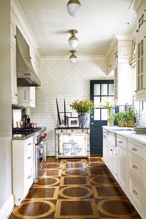 French country kitchens, in particular, make us feel some kind of way. With colors taken straight out of the Provençal landscape, rustic accents, and that general je ne sais quoi, French country kitchens boast effortless elegance. Plus, if you emulate their style in your own home, every day will feel like a vacation in the South of France. Bachelor's Pad, Country Chic Kitchen, Future Farmhouse, Matthew Carter, Dreamy Kitchens, Galley Kitchens, Cabin Floor, French Country Kitchens, Fabulous Kitchens