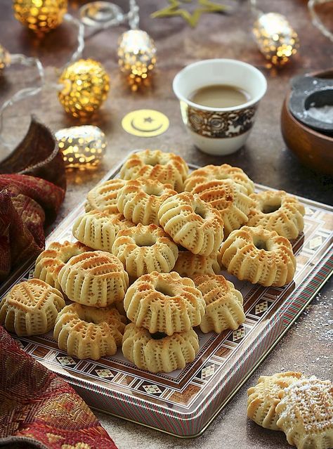 Egyptian Cookies, Maamoul Recipe, Arabic Sweets Recipes, Arabic Desserts, Arabic Dessert, Middle Eastern Desserts, Arabic Sweets, Kinds Of Cookies, Filled Cookies