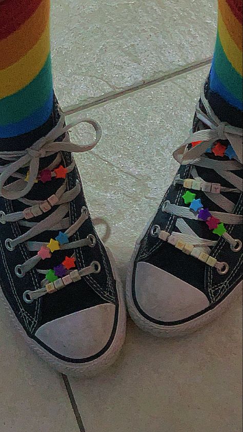 #swag😈 Converse Laces Ideas, Laces Ideas, Converse Rouge, Converse Laces, Sharpie Shoes, Alt Shoes, How To Lace Converse, Converse Design, Converse Aesthetic