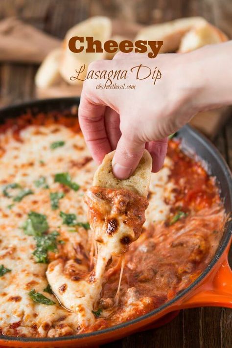 Lasagne Dip, Lasagna Dip Recipe, Lasagna Dip, Cheesy Lasagna, Oh Sweet Basil, Bowl Party Food, Dip Recipes Easy, Cheesy Bread, Superbowl Party Food