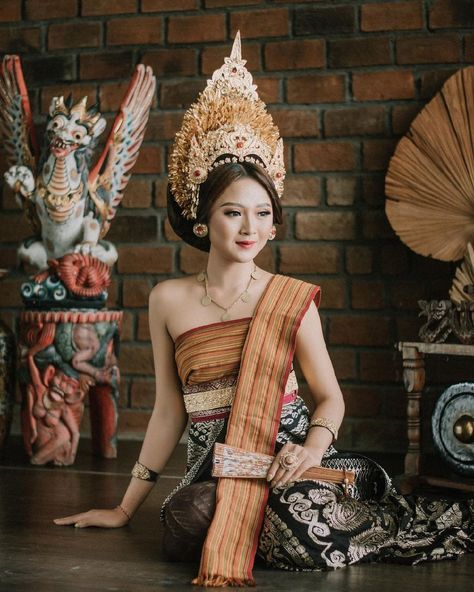 Baju adat bali. Pakaian tradisional Indonesia. Balinese traditional attire. Cr/instagram: muse.pramita #costume #dress #clothing #budaya #culture #outfit #asia Indonesian Dress Traditional, Indonesia Traditional Dress, Indonesian Traditional Clothes, Indonesia Traditional Clothes, Indonesian Clothing, Indonesia Traditional, Contemporary Dress, Best Bride, Contemporary Dresses