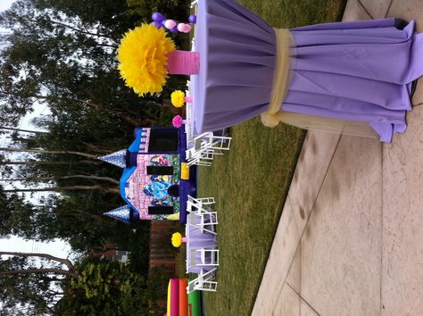 "Tangled" birthday party decor Tangled Outdoor Party, Medieval Dance, Outdoor Birthday Party Decorations, Makeover Party, Outdoor Birthday Party, 83rd Birthday, Superman Party, Tangled Birthday Party, Girl Parties