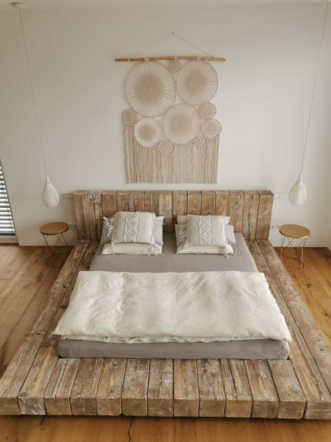 Kid-Friendly Bedroom Decor: Home Decor Inspo Homemade Bed Frame, Homemade Beds, Timber Beds, Timber Shelves, Reclaimed Wood Beams, Bed Frame Design, Design Del Prodotto, Wood Beds, Wood Beams