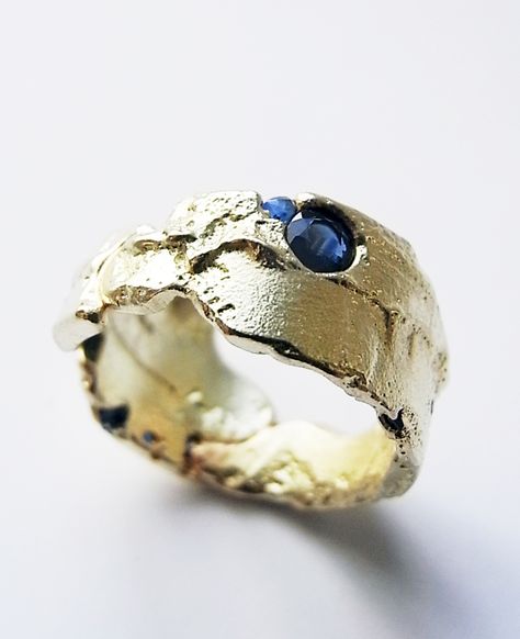 Freeform ring in 18ct gold, cut sapphires and sapphire fragments by Kelvin J. Birk 2013 Freeform Ring, Metal Clay, Contemporary Jewellery, Jewelry Inspo, Contemporary Jewelry, The Ring, Modern Jewelry, Wabi Sabi, Jewelry Art