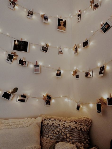 Polaroid Wall Ideas Aesthetic, Teen Room Lights, Fairy Lights On Wall, Photo Walls Bedroom, Light Picture Wall, Beige Room, Apartment Deco, String Lights In The Bedroom, Polaroid Wall