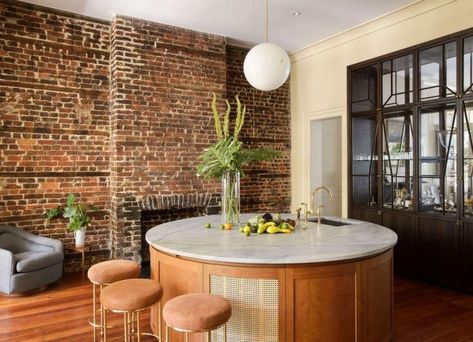 Kitchens of the Week: 9 Curvilinear Cook Spaces, Trend Edition - Remodelista Round Kitchen Island, Kitchen Island Tops, Kitchen Island Cabinets, Best Kitchen Design, Round Kitchen, All White Kitchen, Row House, Curved Glass, Counter Tops