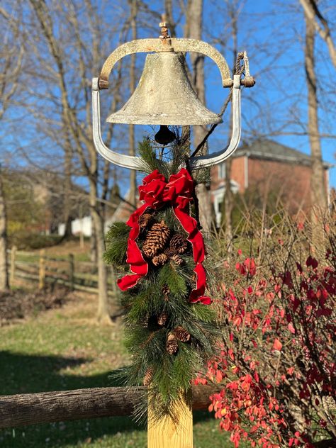 Dinner bell passed down through generations of the Shipp family #antiquedinnerbell #dinnerbell Dinner Bell Outdoor, Dinner Bell Post, Farm Signs Entrance, Bell Stand, Colonial Williamsburg Christmas, Cast Iron Bell, Williamsburg Christmas, Christmas Planter, Primitive House