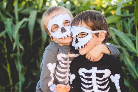 Finley and Oliver: DIY Skeleton Costume Diy Skeleton Costume, Easy Ghost Costume, Skeleton Costume Kids, Skeleton Costume Diy, Diy Costumes For Boys, Diy Skeleton, Best Diy Halloween Costumes, Halloween Costume Patterns, Skeleton Mask