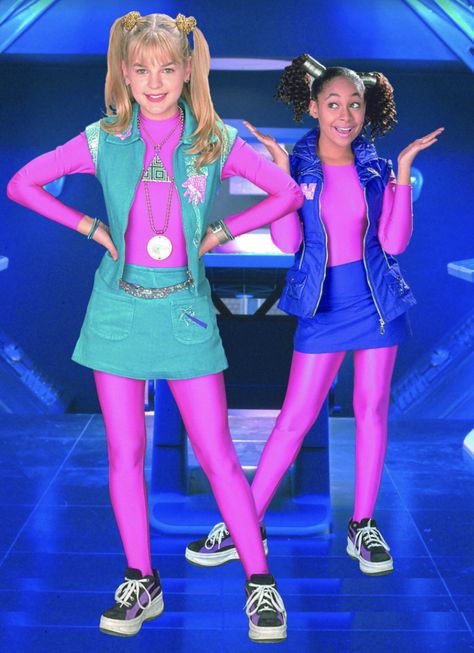 Zenon Kar (played by Kirsten Storms) and Nebula Wade (played by Raven Symoné) in Disney Channel's Original Movie "Zenon: Girl of the 21st Century" Xenon Girl Of The 21st Century, Zenon Halloween Costume, 90s Disney Channel Outfits, Disney Channel Early 2000s, Xenon Halloween Costume, Zenon Inspired Outfits, Iconic Disney Channel Outfits, Disney Channel Original Movie Costumes, 2000 Disney Channel Aesthetic