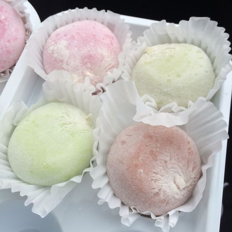 Strawberry Mochi, Mochi Ice Cream, Junk Food Snacks, Food Obsession, Interesting Food Recipes, Pretty Food, Food Cravings, I Love Food, Cute Food