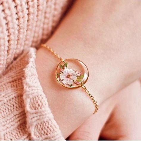 A simple ornament that elevates your fashion❤️ #resin #resinart #resinartwork @lorah_dinma @unn_officialtv Pressed Flower Bracelet, Resin Bracelet Ideas, قلادات متدلية, Flower Resin Jewelry, Making Resin Jewellery, Resin Crafts Tutorial, Feminine Jewelry, Resin Jewelry Diy, Resin Bracelet