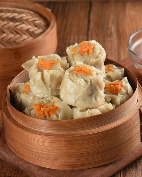 Steamed Dumpling, Asian Food Photography, Filipino Street Food, Steamed Dumplings, Snack Craving, Food Drink Photography, Low Calorie Snacks, Design Tools, Foodie Recipes