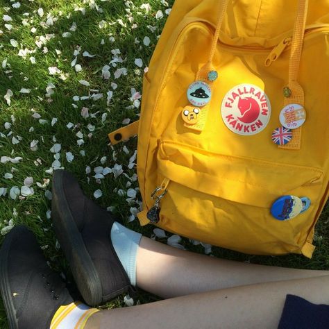 Yellow Kanken, 2019 Aesthetic, Sunshine In A Bag, Backpack Aesthetic, Art Ho, Yellow Backpack, Fjällräven Kånken, Artsy Aesthetic, Yellow Aesthetic