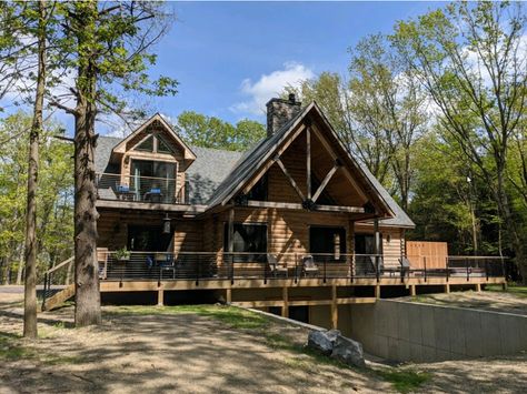 Log Cabin Cable Railing | Keuka Studios Railing Styles, Glass Staircase Railing, Log Homes Exterior, Log Cabin Exterior, Black Railing, Curved Deck, Cable Railing Deck, Interior Balcony, Modern Porch