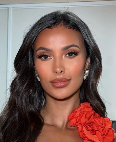 Maya Jama Makeup, South Asian Bridal Makeup, Soft Glam Makeup Brown Skin, Medium Contrast Makeup, Natural Glam Bridesmaid Makeup, Natural Glowy Wedding Makeup, Soft Natural Glam Makeup, Deb Makeup, Soft Romantic Makeup