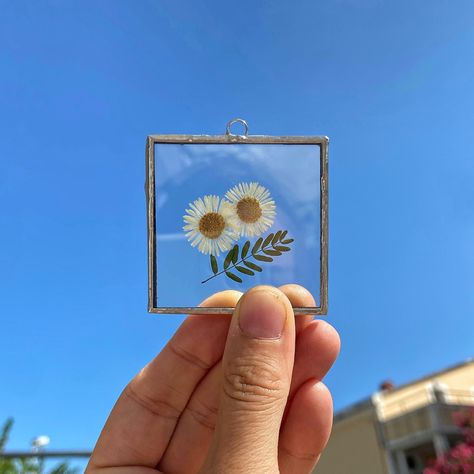 Miniature hanging with pressed flowers in silver metal non-opening frame. SHIPPING INFORMATION ✔ Shipped within 2 business days from Minnesota, US ✔ Packed carefully; guarantee of replacement if the piece arrives damaged ✔ Gift message available CARE INSTRUCTIONS: ✔ Wipe the glass with soft wet cloth ✔ Avoid immersing in water ✔ To keep the colours bright, display the piece away from direct sunlight ✔ The glass is fragile; please handle with care! Pressed Flower Floating Frame, Pressed Flower Stained Glass Diy, Diy Herbarium, Mini Frame, Pressed Flower Crafts, Flower Preservation, Princess Diy, Geometric Terrarium, Floating Flowers