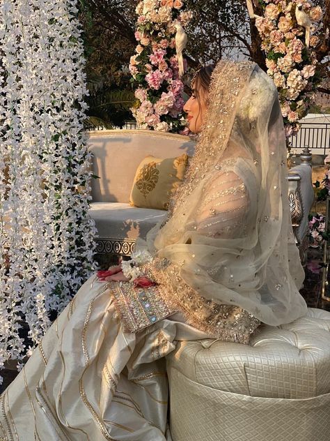 Pakistan Street, Nikah Outfit, Pakistan Street Style, Nikah Dress, Afghan Wedding, Desi Wedding Dresses, Nikkah Dress, Asian Bridal Dresses, Desi Bride