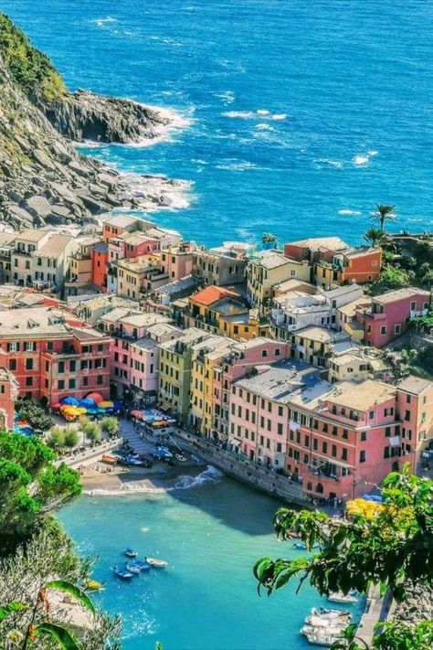 Cinque Terre Italy Wallpaper, Vernazza Cinque Terre Italy, Italy Cinque Terre, Nature Houses, Vernazza Italy, Laws Of Nature, Cinque Terre Italy, Magic World, Italy Aesthetic