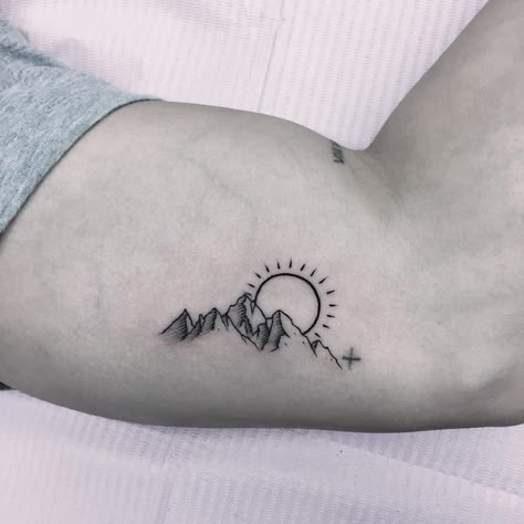 Sun and mountains tattoo inked on the left bicep Tattoo Berge, Net Tattoo, Moutain Tattoos, Summer Tattoos, Berg Tattoo, Sunrise Tattoo, Mountains Tattoo, Tattoo Sun, Tatuagem Masculina Pequena