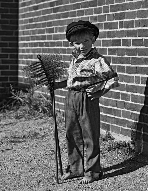 Worst jobs during the Victorian Era: Why did we used to have chimney sweeps? - Fun Kids - the UK's children's radio station Victorian Boy, Macon Georgia, Victorian Life, Bad Job, Chimney Sweep, Poor Children, Edwardian Era, Cow Boy, Radio Station