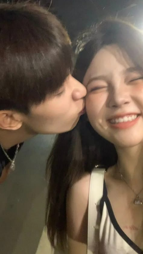 Gf Kissing Bf On The Cheek, 사진 촬영 포즈, Boy Best Friend, Girl Themes, Ulzzang Couple, Korean Couple, Couple Aesthetic, Best Couple, Cute Couple Pictures