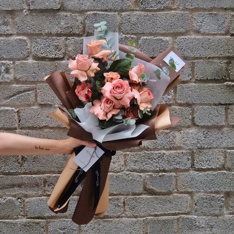 𝐃𝐄𝐀𝐑 𝐉 𝐛𝐲 𝐉𝐚𝐧𝐞 on Instagram: “Who knew Cappuccino roses in a modern-style bouquet could still give off vintage vibes? It works for anyone on any occasion! Well, it isn’t…” Cappuccino Rose, Box Designs, Vintage Vibes, Box Design, Cappuccino, Modern Style, It Works, Roses, Table Decorations