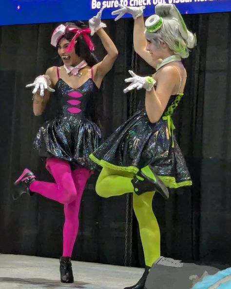 CALLIE & MARIE 🦑 [STAY FRESH! 🩷💚] performing as callie and marie at animethon was so amazingly fun! we hope to continue performing as them in the future as BIOLUMINA! ٩( 'ω' )و★彡 (joyous occasion to finally be able to be the squid sisters after wanting to for 8 years...) 🩷 | @roguskii 💚 | @zeldacosplays 📸 | @mikealcerphotos 🏷️ #splatoon #splatooncosplay #calliesplatoon #mariesplatoon #squidsisters #calliecosplay #mariecosplay #animethon #animethon2024 #squidsisterscosplay #yegcosplay #sp... Callie Splatoon Cosplay, Marina Splatoon Cosplay, Splatoon Outfits Ideas, Marie And Callie, Splatoon Fashion, Splatoon Costume, Cuz Cuz, Callie Cosplay, Splatoon Cosplay