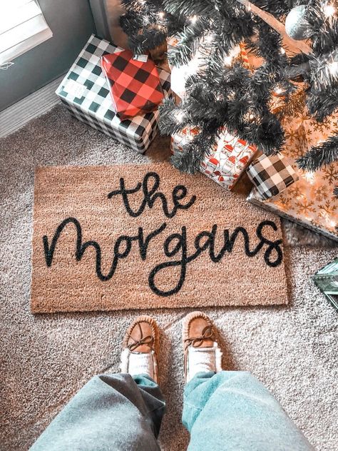 Family Door Mat, Coir Doormat Ideas, Front Door Mat Ideas, Front Porch Decorations, Decorations Engagement, New Home Presents, Porch Decorations, Coir Mat, Engagement Decorations