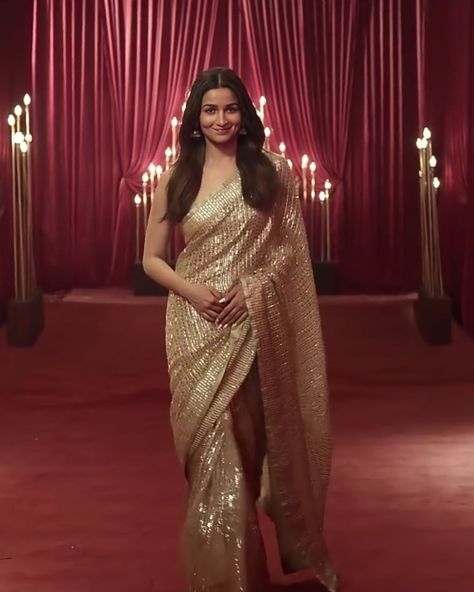 Aalia Bhatt Saree, Alya Bhatt, Sketch Outfits, Glitter Saree, Crushed Saree, Hot Sarees, Sari Blouse Styles, Alia Bhatt Hairstyles, Two Piece Evening Dresses