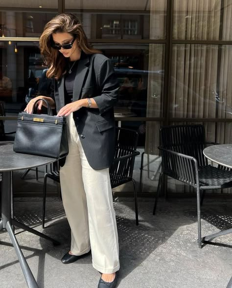 Appropriate Dresses, Businesswoman Fashion, Lillie Grace, Bags Office, Dresses Business, Office Dress Code, Corporate Style, Fashion Office, Office Essentials