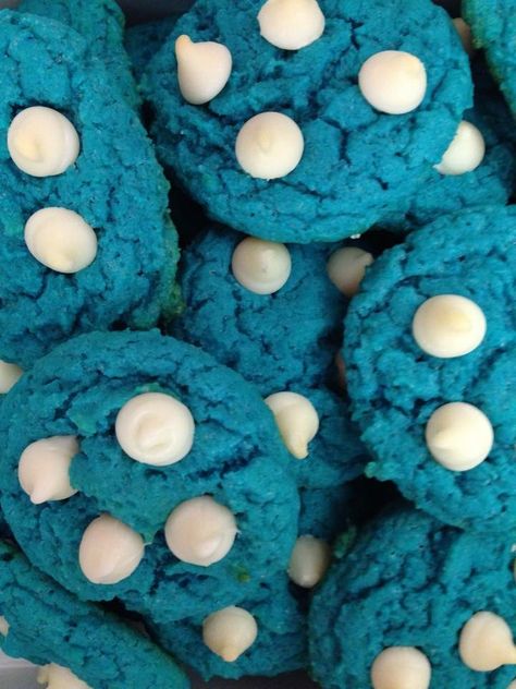 Blue Velvet White Chocolate Chip Cookies Blue Cookies Aesthetic, Fish Cookies, Best Chocolate Chip Cookies Recipe, White Chocolate Chip, Blue Cookies, Blue Desserts, Candy Drinks, White Chocolate Chip Cookies, Food Activities