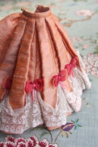 Baby Rapunzel, Victorian Skirt, Dollhouse Clothes, Miniature Dress, Diy Doll Miniatures, Doll Diy Crafts, Sewing Doll Clothes, Doll Dress Patterns, Victorian Dolls