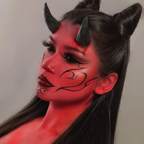 Girl Devil Makeup, Succubus Makeup Halloween, Red Devil Makeup Halloween, Devil Hairstyles, Halloween Makeup 2023, Devil Girl Makeup, Devil Make Up, Diy Devil Horns, Devil Costume Makeup