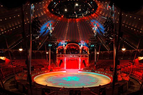 Interieur Circus Roncalli Circus Lights, Circus Background, Circus Aesthetic, Dark Circus, Circus Show, Circus Tent, Circus Art, Magic Aesthetic, Carnival Themes