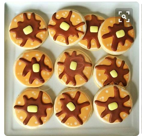 Cute Circle Cookie Decorating Ideas, Fun Cookies Decorated, Brunch Decorated Cookies, Brunch Cookies Decorated, Creative Cookie Decorating Ideas, Circle Sugar Cookies Decorated, Decorated Circle Cookies, Fun Decorated Cookies, Food Cookies Decorated