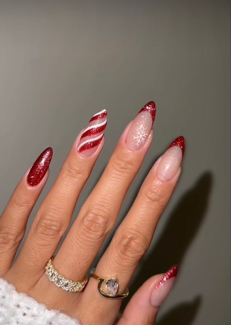 Red Holiday Nails Acrylic, Nail Art Noel, Christmas Nail Ideas, Festive Manicure, Red Christmas Nails, Asian Nails, Christmas Gel Nails, Pointed Nails, Casual Nails