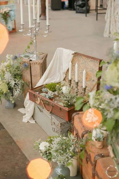 Suitcase Decor, Christmas Booth, Vintage Wedding Theme, Rustic Wedding Diy, Bordeaux France, Wedding Expo, Peony Wedding, Wedding Set Up, Boho Wedding Decorations