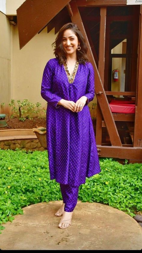 Kurti Designs Latest Bandhani, Bandhani Kurti Designs Latest, Bandhani Outfit Ideas, Bandhani Dress Pattern, Suit Design New, Kurti Ideas, Saree Reuse, Indian Dress Up, Cotton Dress Pattern