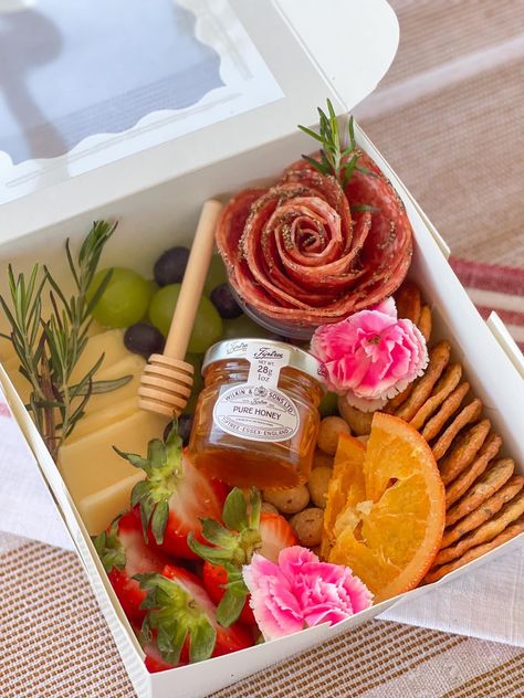 Charcuterie Gift Box, Charcuterie Lunch, Grazing Food, Home Inspo Minimalism, Charcuterie Gifts, Breakfast Gift, Home Inspo Cozy, Minimalism Home, Catering Ideas Food